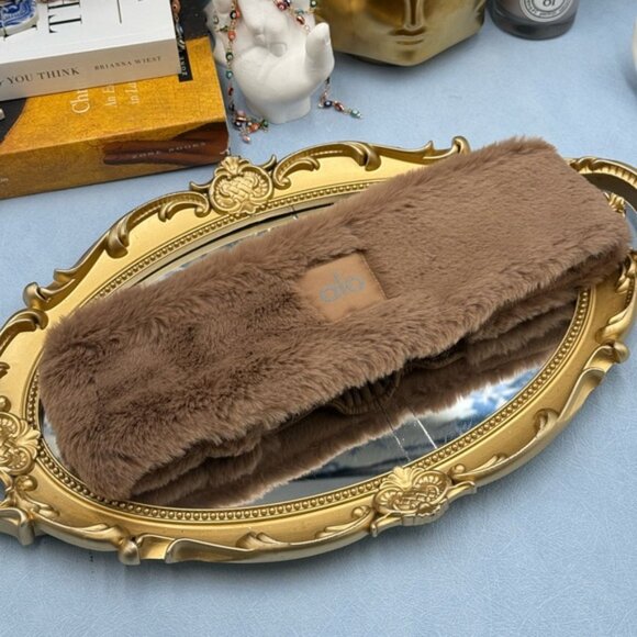 🆕 ALO YOGA 🧿 NWOT Faux Fur Ear Warmers - Toasted Almond - Picture 13 of 16
